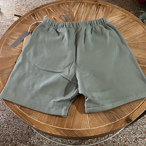 Essentials shorts - Picture 2 of 3